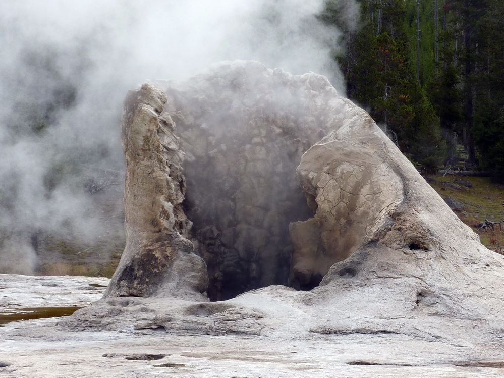 Yellowstone Old faithfull Grant Geyser (2).JPG
